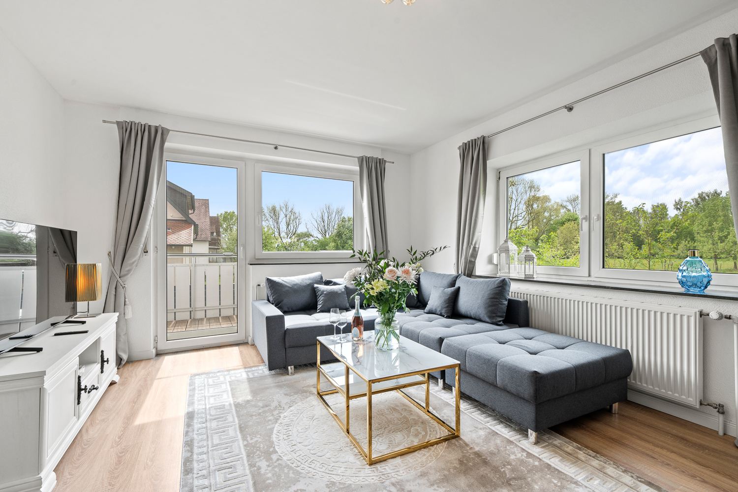 Helles Wohnzimmer der Wohnung Seehas mit Blick ins Grüne