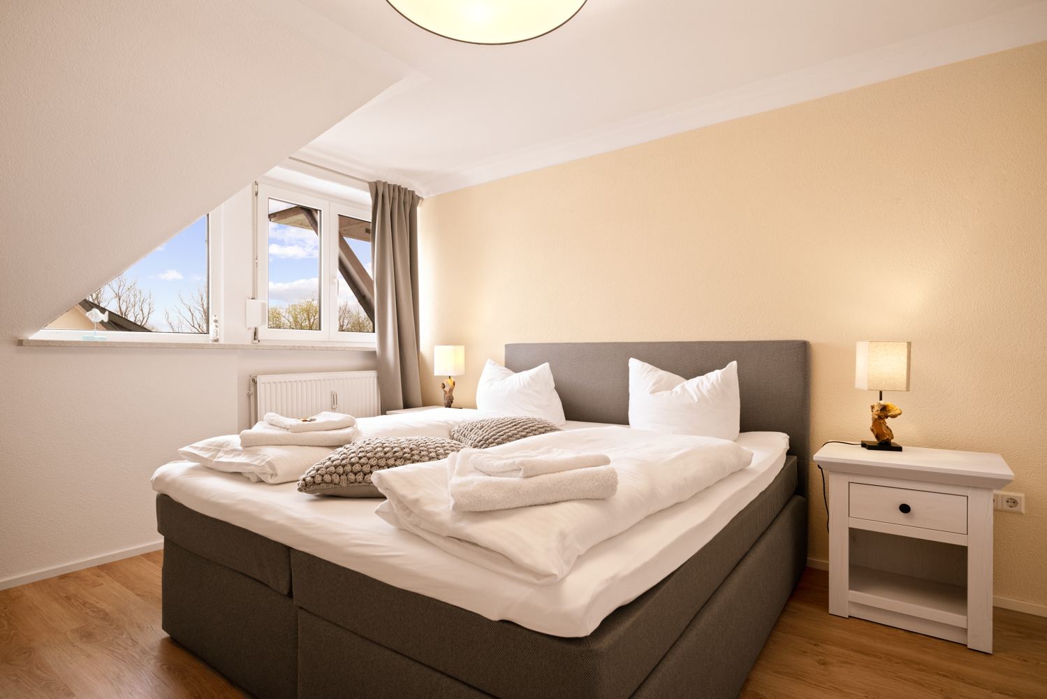Schlafzimmer der Wohnung Eisvogel unter der Dachschräge