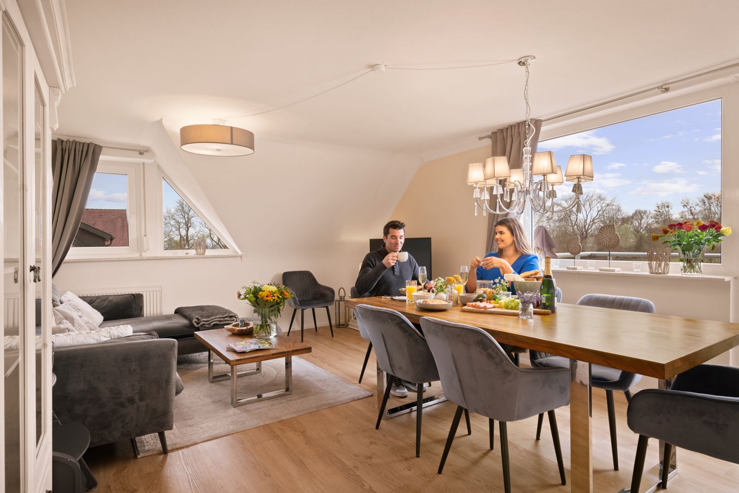 Gäste beim Frühstück mit Blick ins Grüne in der Wohnung Eisvogel